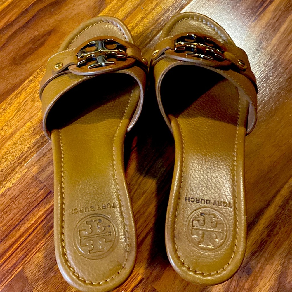 Tory Burch wedge slides. Either a size 6 or 6.5. I can’t read the size.